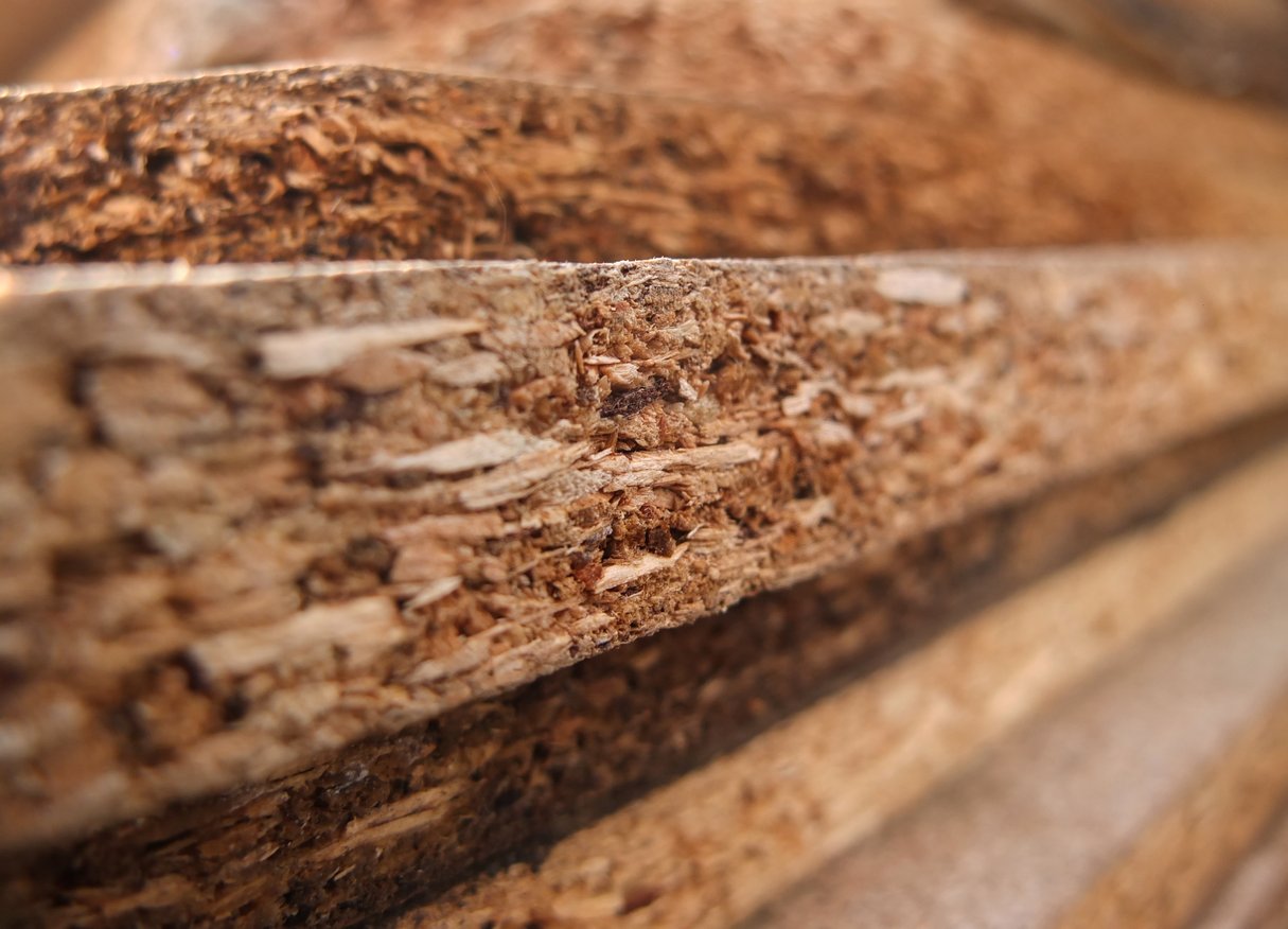 Vom Stamm zur Platte - Aus welchen Materialien entsteht eine Holzwerkstoffplatte? 
